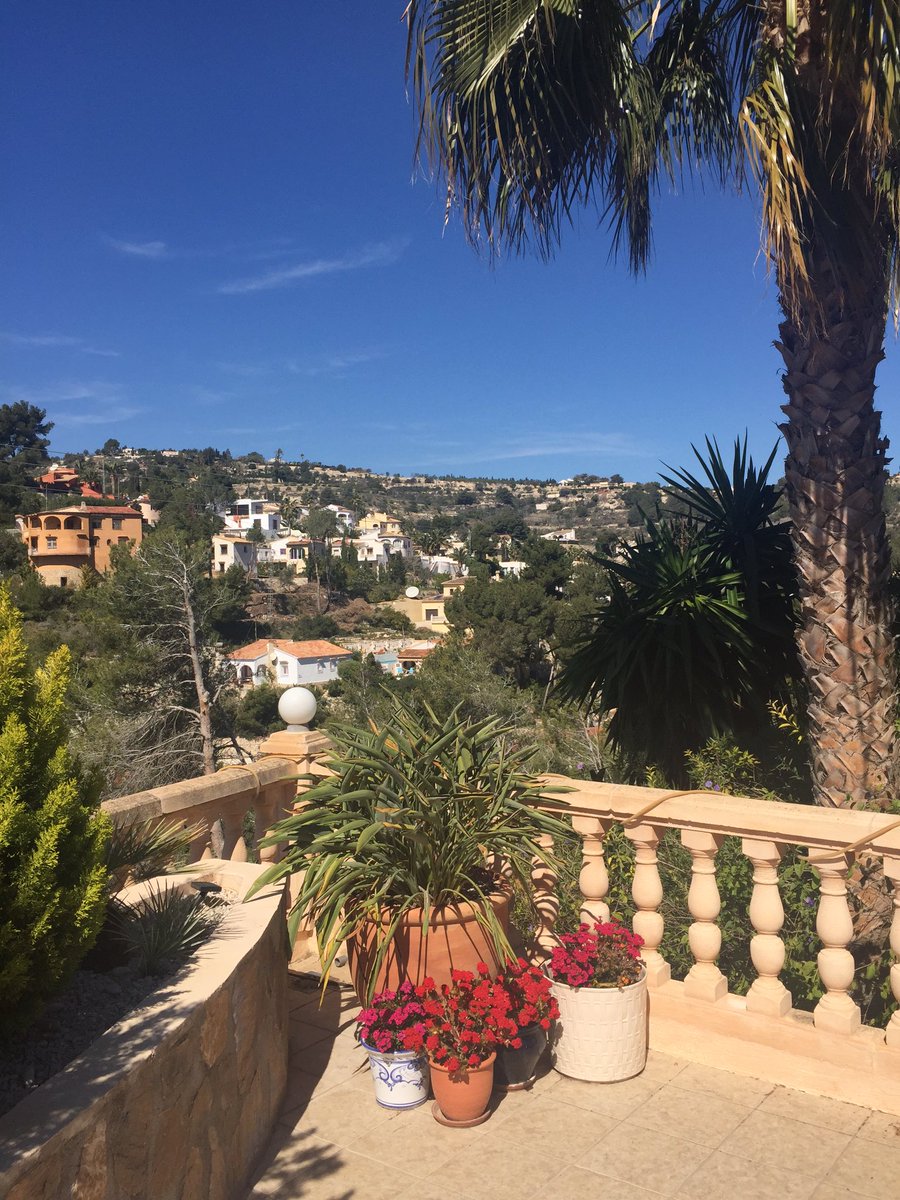 Corderagirl's tweet image. Going to be a huge shock landing @Gatwick_Airport tonight! #NoMoreFlipFlops #NotSpain