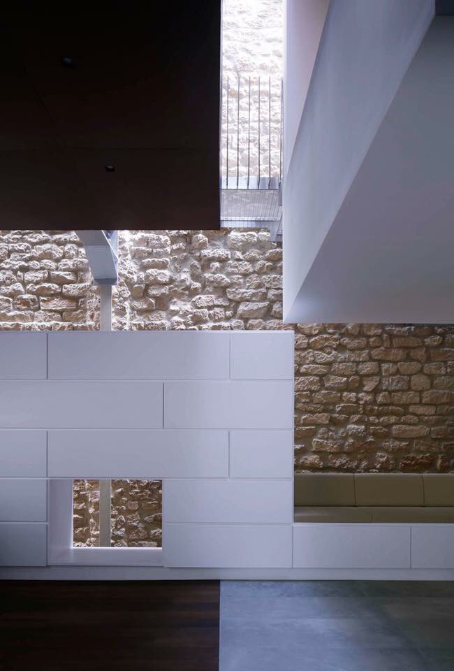 Trend_tank's tweet photo. Fragmented facade and #geometric furniture creates a #cubist-inspired house in #Paris | https://t.co/qhmAgHAbOF https://t.co/9qvmxMesbo