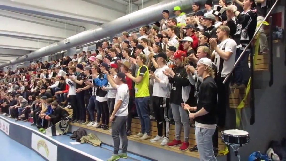 innebandymag's tweet photo. TV: TPS-klacken i finska Salibandyliiga vet hur man livar upp stämningen https://t.co/MC3S1uEPzF #innebandy https://t.co/SkQHkCLOM9