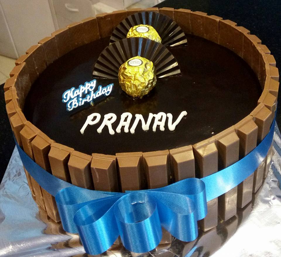 cakescreamchoco's tweet photo. It's not just #BatmanvSuperman Here's #ferrerorocher vs #KitKat. Eat the battle. Order on 8983011052. https://t.co/Ejv1kIbkTs