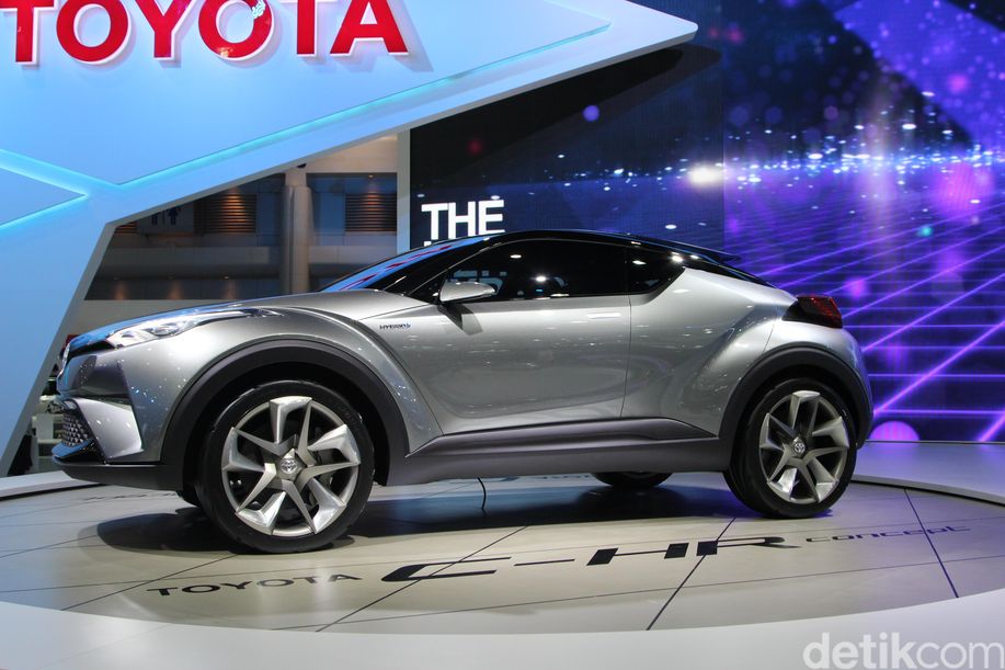 detikcom's tweet photo. #MostPopular Toyota C-HR Tampil di Bangkok https://t.co/x5kKfmcOnh via @detikOto https://t.co/fT1IN3Wu7i