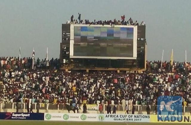 XHNews's tweet photo. 40,000 fans cram into 16,000-capacity venue in Nigeria to watch Nations Cup qualifier vs Egypt as gates open free https://t.co/8tJ2lxe1Nq