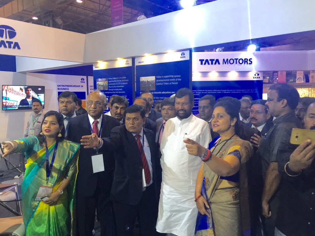 irvpaswan's tweet photo. DICCI द्वारा आयोजित राष्ट्रीय व्यापार मेला2016 मे विभिन्न स्टाल का अवलोकन करते हुए। https://t.co/iR9OEP2k84