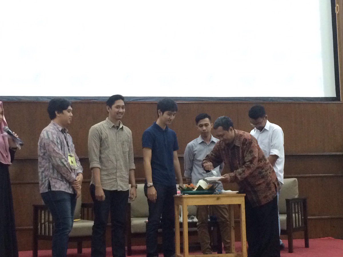 (Latepost) pemotongan tumpeng pada saat dies natalies oleh Kaprodi dan Kahim-Kahim