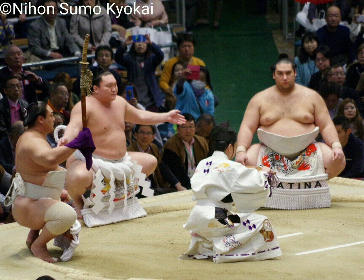 十四日目の様子 横綱白鵬土俵入り 太刀持ち旭秀鵬 露払い魁聖 横綱鶴竜土俵入り 太刀持ち勢 露払い正代 横綱日馬富士土俵入り 太刀持ち宝富士 露払い大栄翔 大栄翔は 初めての露払い Sumo 日本相撲協会公式 Scoopnest