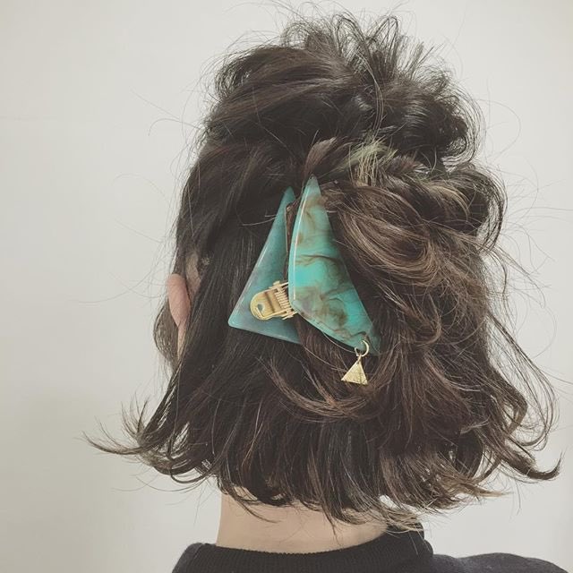 かわいいヘアスタイル 三角クリップがアクセント トップをくるりんぱして崩し サイドの毛をねじってくるりんぱのゴムの上にかぶせるようにピンで留めて 最後にくるりんぱの毛先をねじってクリップで留めて出来上がり T Co 1jdl0dyohb かわいいヘアスタイル 三角クリップがアクセント トップをくるりんぱして崩し サイドの毛をねじってくるりんぱのゴムの上にかぶせるようにピンで留めて 最後にくるりんぱの毛先をねじってクリップで留めて出来上がり T Co 1jdl0dyohb