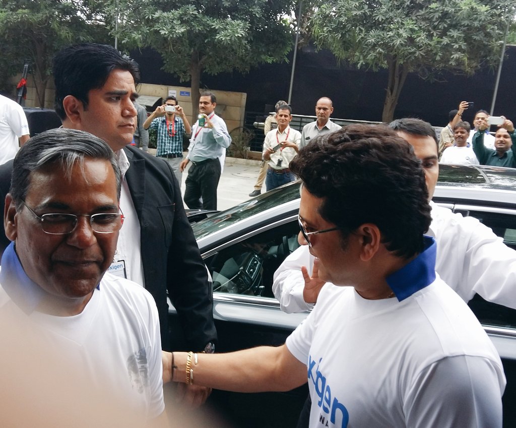itsaditihere's tweet photo. Here a loud cheers...@pramodsaxena10 welcoming Sachin Tendulkar @sachin_rt @oxigenwallet ..#playingthelifeiseasy https://t.co/f1nP35DyXl