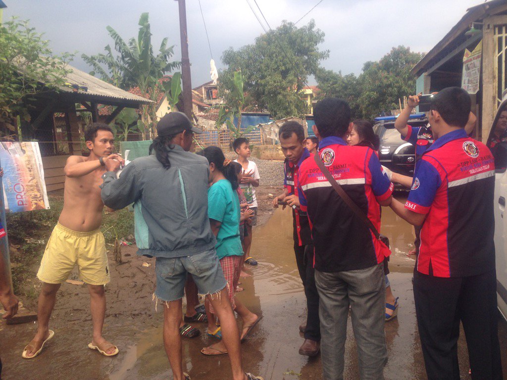 info_tipikor's tweet photo. Korban banjir bagi 2 sumbangan dari DPP LSM BASMI https://t.co/q0G0beQ0eg