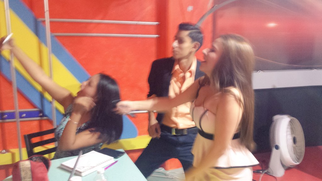 lauraprieto_fm's tweet photo. Mis conductores estrella siempre con sus selfies ^-^ #EquipoPoder #TvHost #OnAir @Abbyramirez_ch  @_AnnaOC @Chore401 https://t.co/qDhnZaPIam