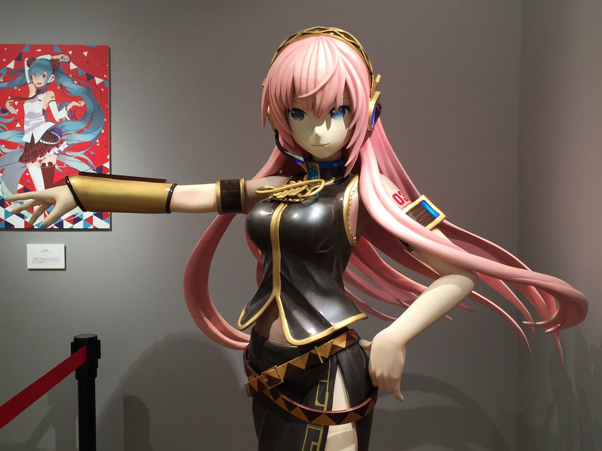 福岡天神に巡音ルカの等身大フィギュアがありました☺️