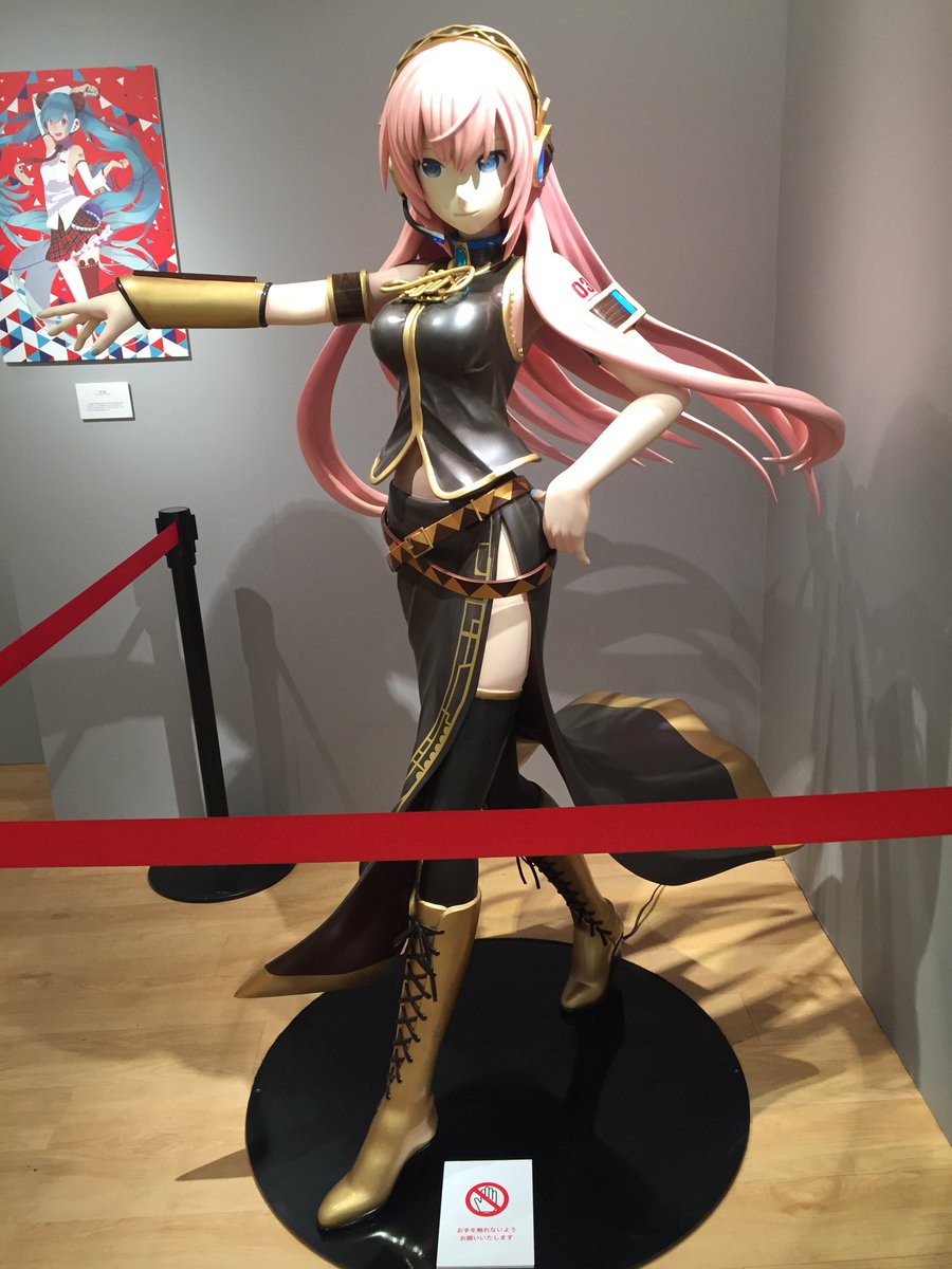 福岡天神に巡音ルカの等身大フィギュアがありました☺️