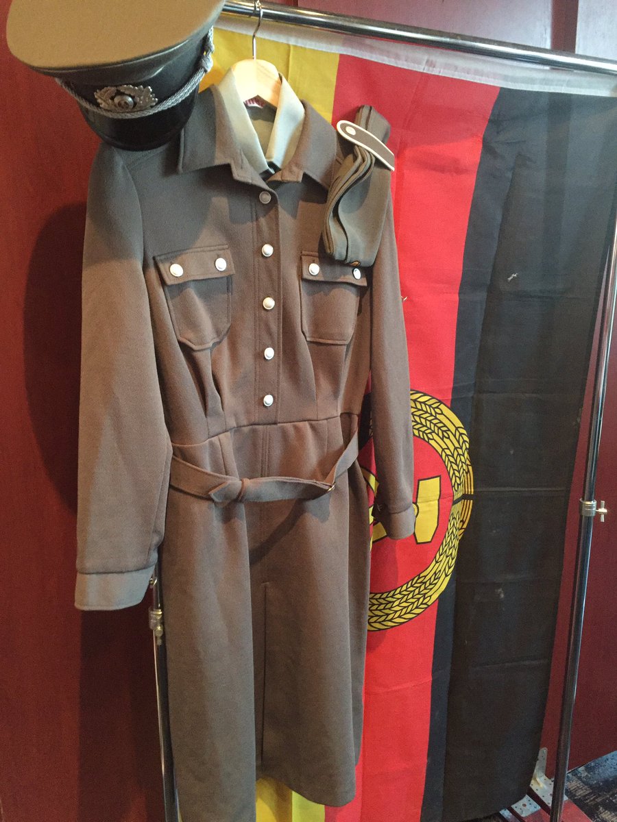 東ドイツ国家人民軍の女性用制服だって！ドイツはいいぞ。 #ドドンとドイツ