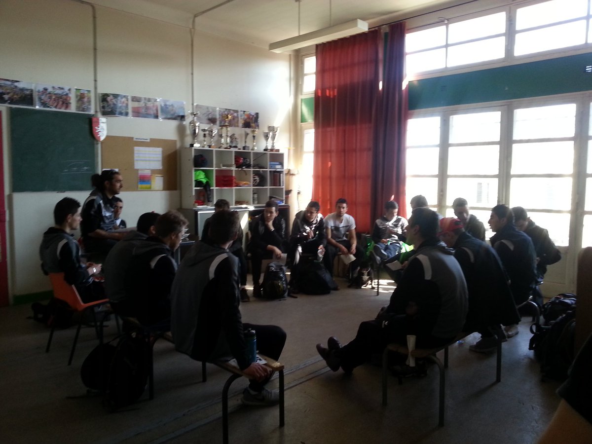 H-2 avant le départ du GP de Saint Étienne. L'équipe est au briefing