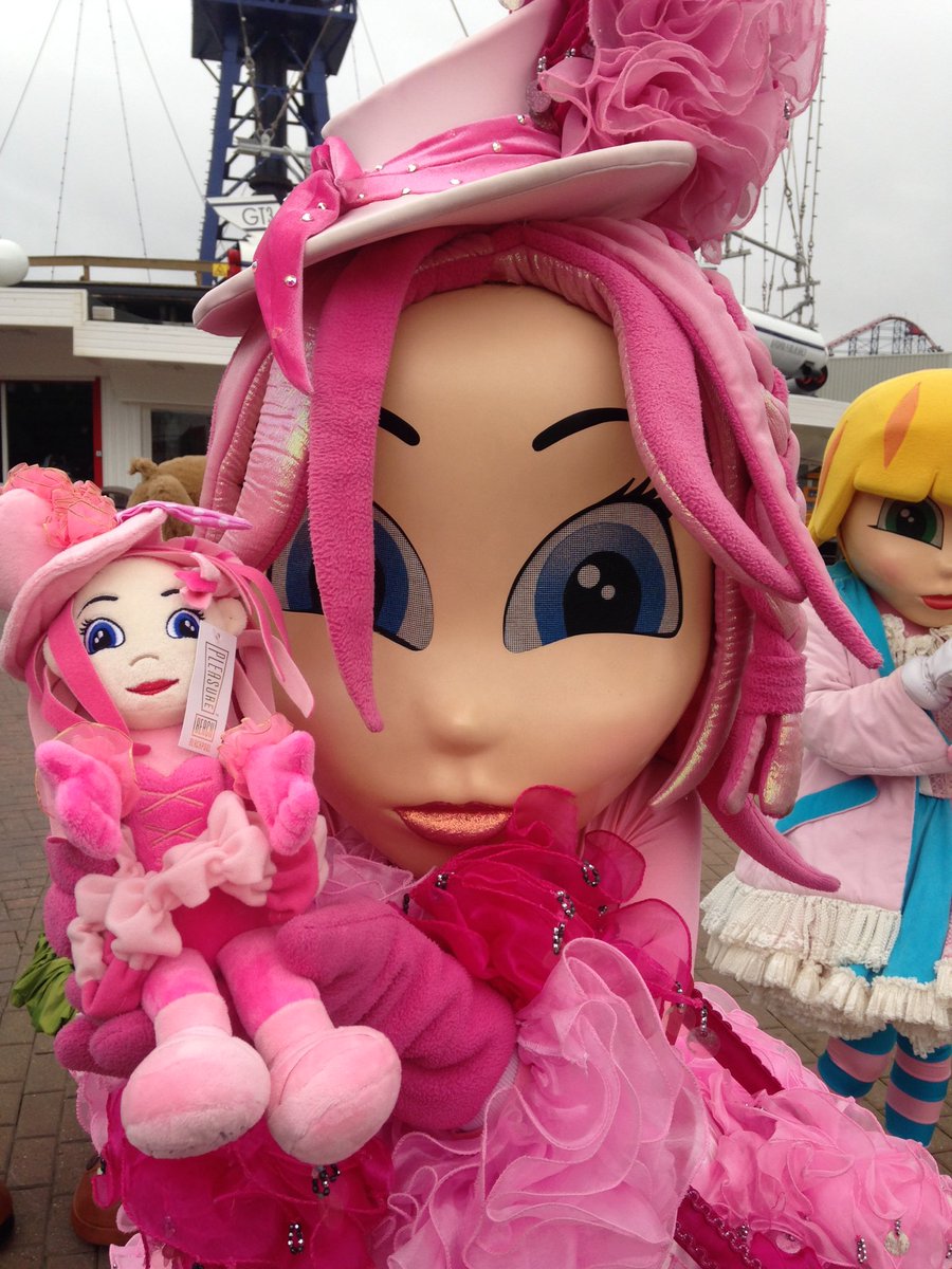 EntsTeamBPB's tweet photo. #KandyFloss @Pleasure_Beach #blackpool with her very own #doll , get yours today 💕 #BPB https://t.co/ntaZoW0HS5