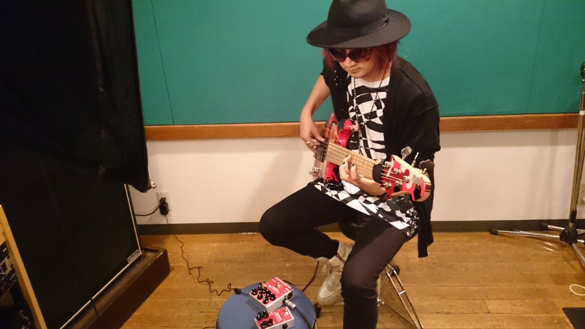 HookUp_Official's tweet photo. 某雑誌の特集記事の試奏に立ち会わせていただきました。
試奏していただいたのは人気ベーシストのIKUOさん。かなりいい感じでした。
発売をお楽しみに！
@IKUObass190 #PikeAmplification https://t.co/nbIVA2Zjlj