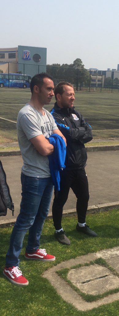 PepMunyoz's tweet photo. Visita al entrenamiento de @FCShenhua. Muchas gracias @grmanzano @toniservera72 y cuerpo técnico. Un placer. https://t.co/NAlxfWcTZ0