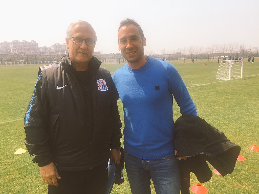 PepMunyoz's tweet photo. Visita al entrenamiento de @FCShenhua. Muchas gracias @grmanzano @toniservera72 y cuerpo técnico. Un placer. https://t.co/NAlxfWcTZ0