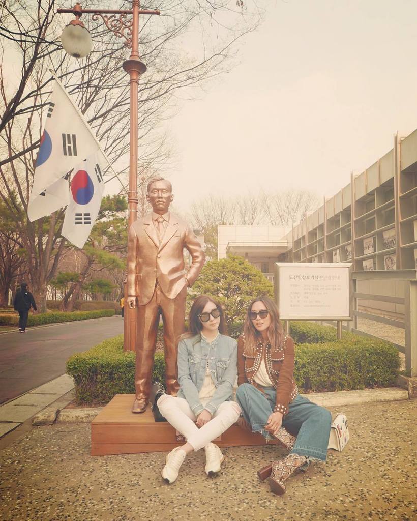 SMTown_SNSD's tweet photo. SNSD Tiffany Instagram Update: Reunited 🇰🇷❤️ #AIMEEUNNIE https://t.co/vfXBIitSqE