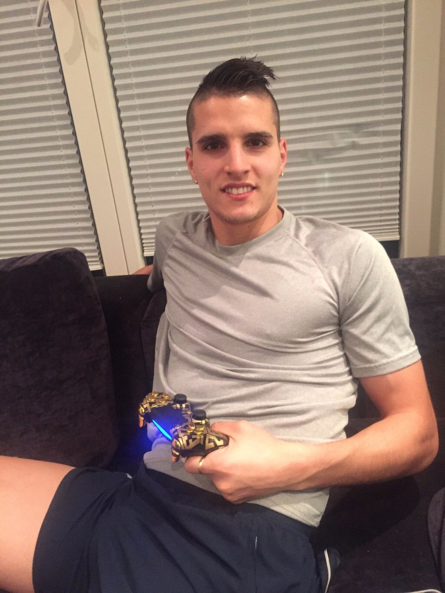 ErikLamela's tweet photo. Descarga PES y podrás jugar #PESEuros conmigo 🎮😝
Download the new update on PES so you can play #PESEuros with me 🎮😝 https://t.co/qgBUJwLv5l