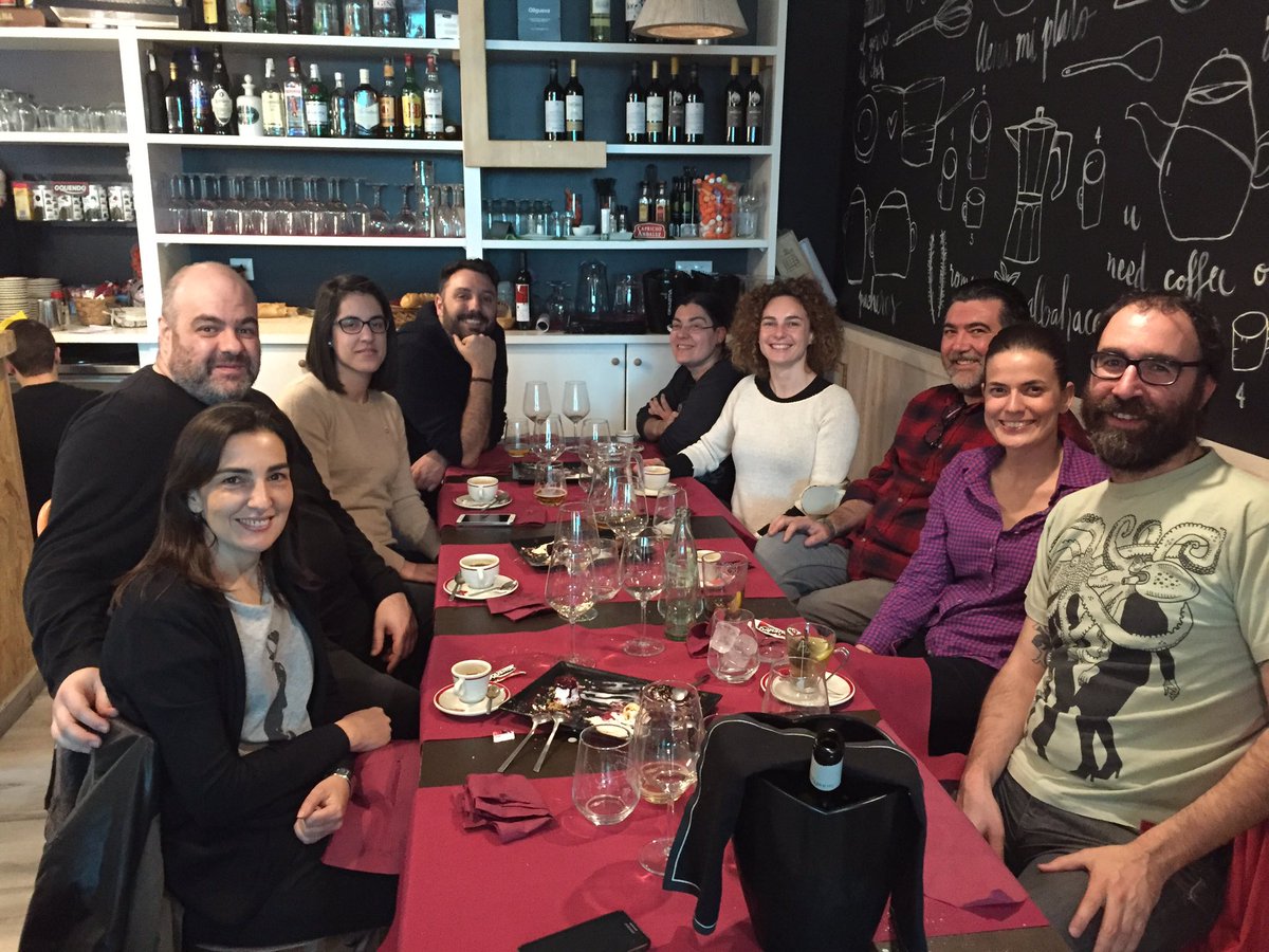 typeoneventos's tweet photo. Paréntesis en el taller de #collage comiendo en @cuatroplatos con @elsrgarcia ¡estamos empachaos! https://t.co/hJGRHT2Xpu
