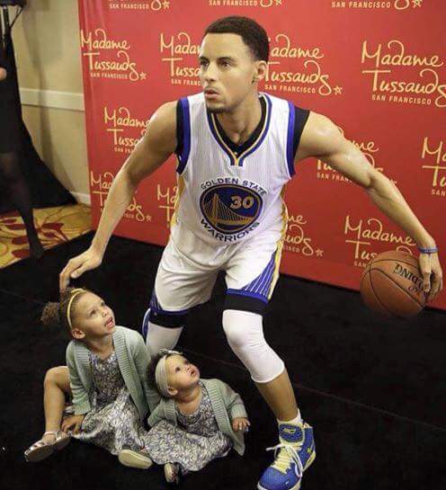 FanSettersSport's tweet photo. A Kodak moment, he's legendary, #StephCurry daughter's gazed up at a wax version of their Dad. #FansettersSportsMag https://t.co/B3ldHVtX17