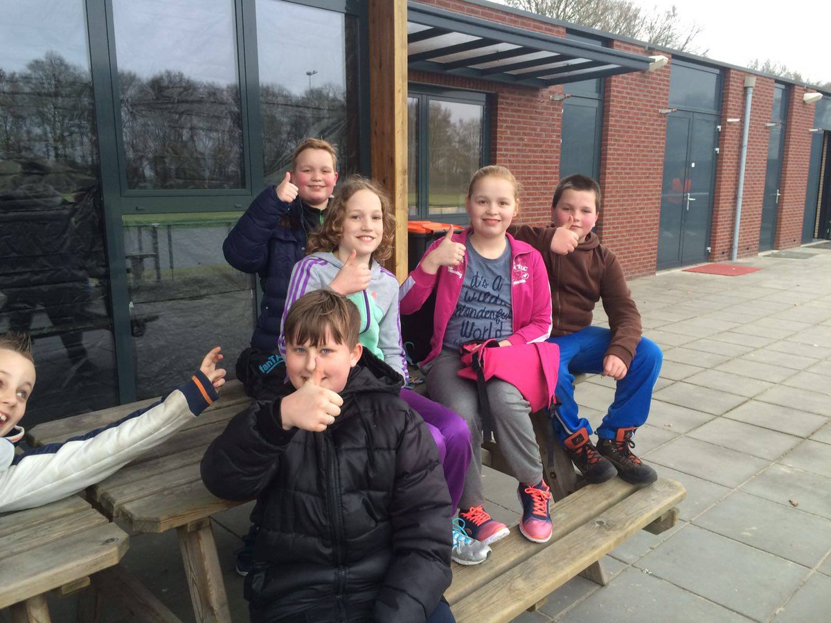 Geweldig! Kinderen uit #Vriezenveen lopen 4.100 euro bijeen voor UNICEF: tubantia.nl/regio/almelo-e… <a href="/Twente4UNICEF/">Twente 4 Unicef</a>