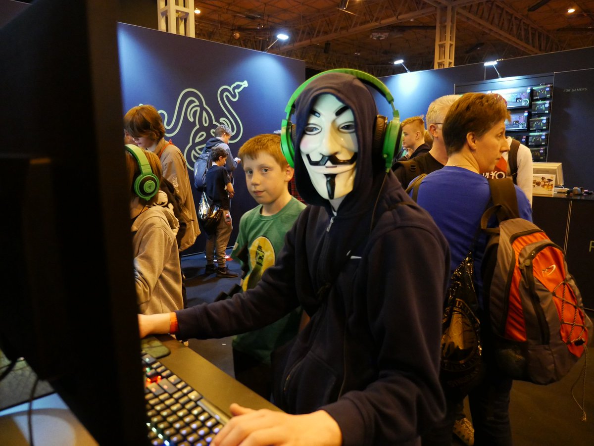 Razer's tweet photo. u w0t m8? https://t.co/1Lx5noI2iO