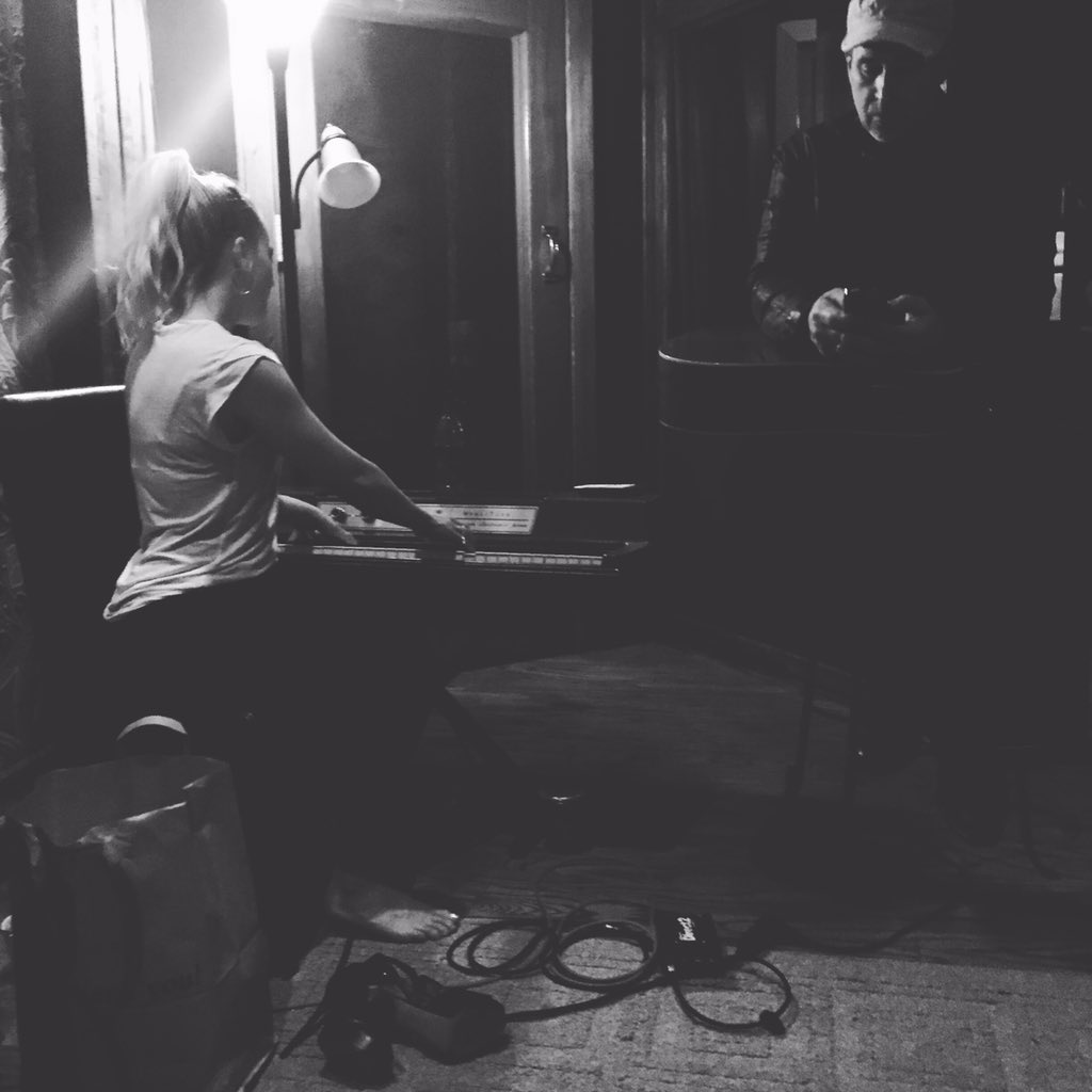 TheHenningsens's tweet photo. The key to our hearts is music • 🎹
#DreamTeam #TBPH3

@thebandperry 
@kimberlyperry https://t.co/3Bl6kclYgZ