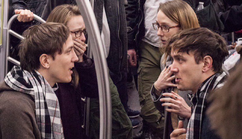 Gizmodo's tweet image. 4 sets of identical twins staged a brilliant time travel prank in NYC: gizmo.do/0n02Obl