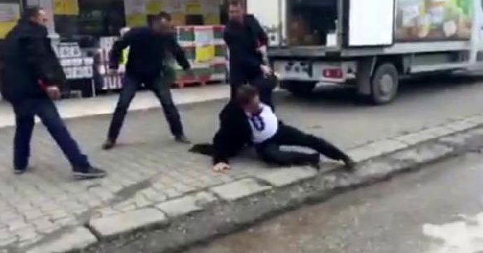 dhainternet's tweet photo. CHP Düzce İl Başkanı Tozan'a saldırıp videoya çektiler. VİDEO
https://t.co/U2su7aK6fJ https://t.co/ezUYU1NGcA