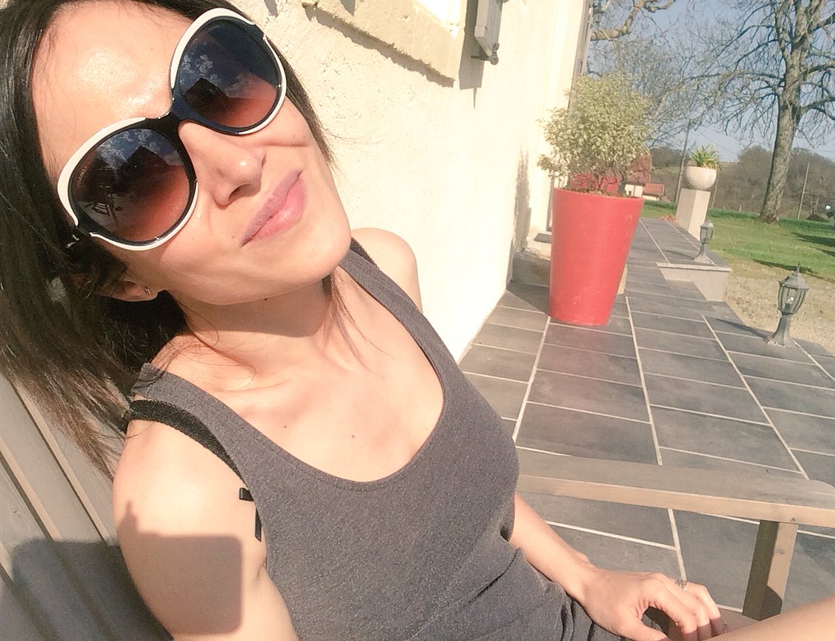 FABIENNE_CARAT's tweet photo. J'ai trouvé un endroit où il y a du soleil et l'air pur alors je vous en envoie ☀️🌳💋 Vous passez un bon week-end ??? https://t.co/ENTedBZHjq