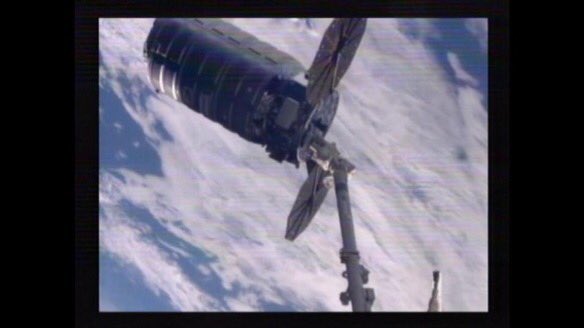 Astro_Jeremy's tweet photo. Great capture by @astro_tim @astro_timpeake.#Cygnus now in hands of #canadarm2!Mission success!Great team all around https://t.co/xV6zl6iZJx