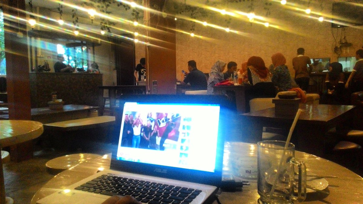 adelnfriends's tweet photo. Jangan lupa,nanti malam jam 20.00 - 23.00 Live Music Akustik @Geco_Tangerang https://t.co/Sr8sxIMMiM