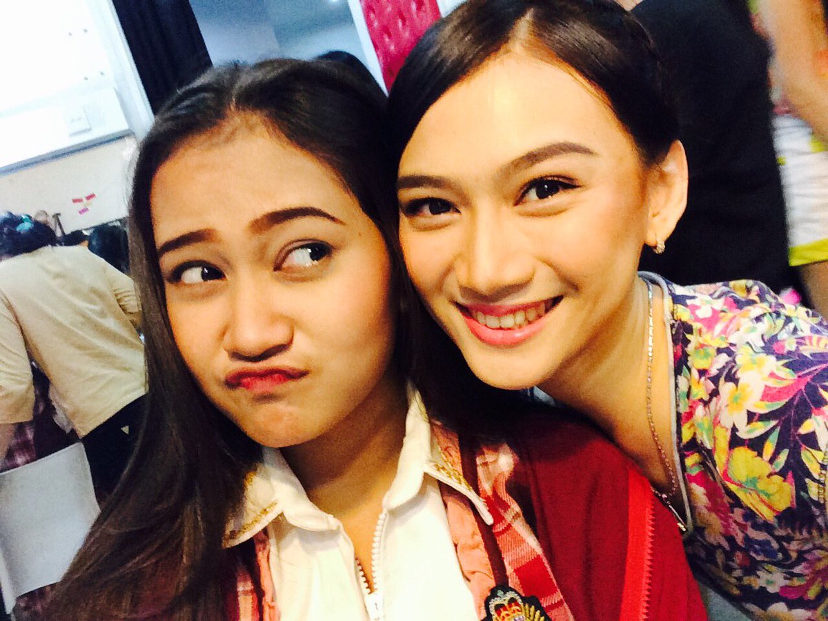MelodyLaksani's tweet photo. Twins beda ibu-bapak hehehe😂 goodluck buat show2nya dear😘 @D_MandaJKT48 https://t.co/7S4ZEwY9TD