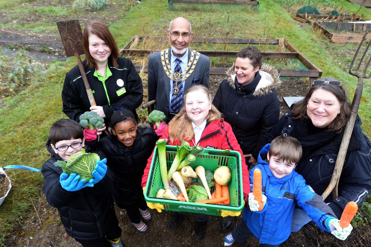 Community Champion (@asdahighwycombe) on Twitter photo Celebrating the launch of 'Growing Hope' project with <a href="/One_Can_Hope/">One Can Hope</a> , Castlefield Primary School and Mr Mayor! Celebrating the launch of 'Growing Hope' project with <a href="/One_Can_Hope/">One Can Hope</a> , Castlefield Primary School and Mr Mayor!