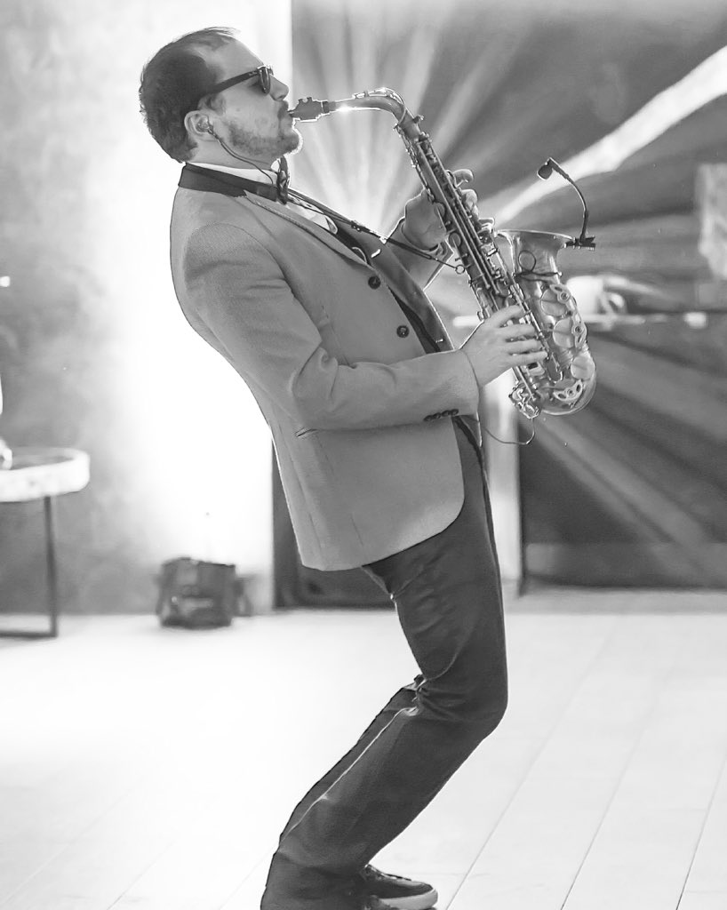 kevorksax's tweet photo. #kevorksax #Paris #party #rayban #SaxandDJ #armenian #elegant #smart #beta98 #shure #events #deephouse #luxury https://t.co/HHkWSntrtW