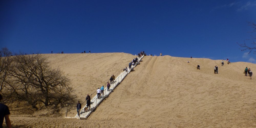 SO_Bordeaux's tweet image. Dune du Pilat (33) : l'escalier installé samedi, les touristes déjà nombreux sudouest.fr/2016/03/26/dun…