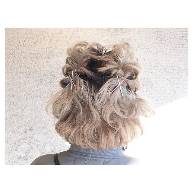 かわいいヘアスタイル カジュアルコーデにぴったりゆるヘアアレンジ トップを2つにわけてそれぞれくるりんぱ サイドの髪をくるりんぱの下の所で合わせる パステルカラーピンで留めて完成 T Co Vlx2oz73tz かわいいヘアスタイル カジュアルコーデにぴったりゆるヘアアレンジ トップを2つにわけてそれぞれくるりんぱ サイドの髪をくるりんぱの下の所で合わせる パステルカラーピンで留めて完成 T Co Vlx2oz73tz