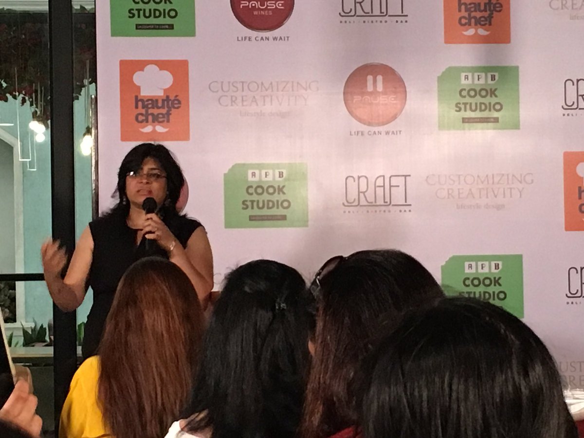 LifstyleProBlog's tweet photo. Attending #APerfectParTea with @APBCookStudio thanks to #jammsnetwork https://t.co/MxjNem2Mup