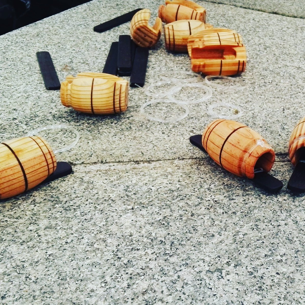 VindemoVer's tweet photo. No obradoiro de instrumentos musicais tradicionais, no #VíndemoVer, estamos facendo "carrizos" (Os Alegres). https://t.co/LTaBA7AjpN