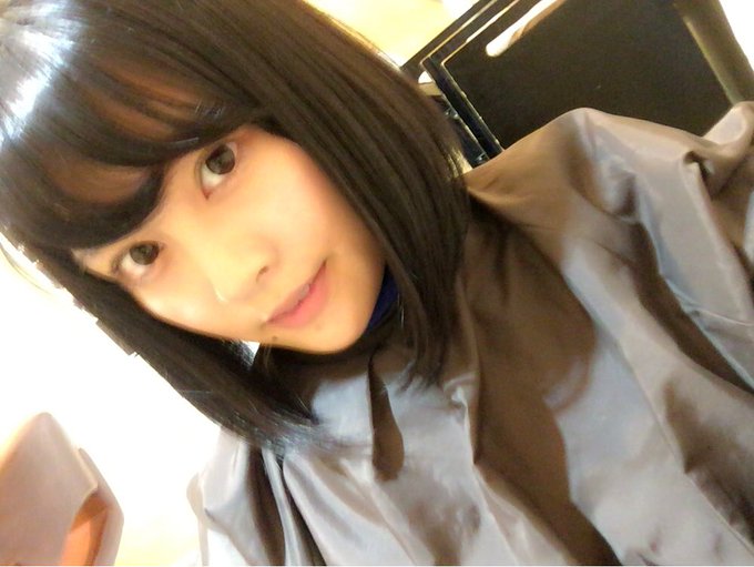 マネージャー様との喫茶店後、咄嗟に切りたくなり美容院なうです✂️  後日撮影2日目があるので全体をすいて前髪は整える程度に&hellip;✨  担当の副店長様がお忙しいのに受けてくださって本当に助かる😭🙏綺麗に伸ばしてくぞっ💪