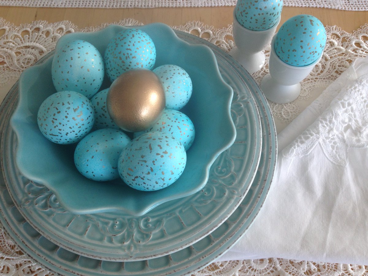 MaretsDesigns's tweet photo. Happy Easter all my followers! These Easter eggs are painted with food colors and using golden sharpie to do dots. https://t.co/XWrQ45dTfq