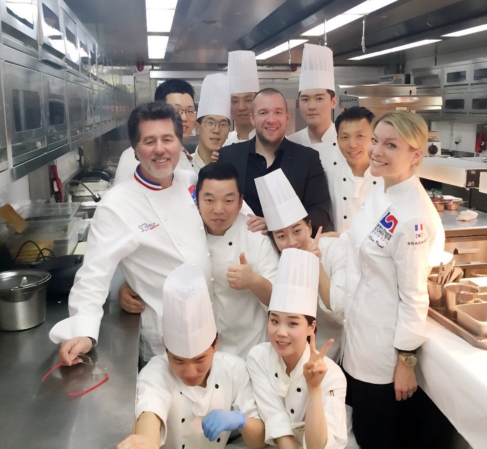 claireverneil's tweet photo. Dernier service de notre menu a 6 mains au Shilla, quelle equipe!
🙏🏻🙏🏻🙏🏻
🇫🇷🇰🇷
#chef #sofrenchdelices #korea #france https://t.co/XwEWQdCwAi