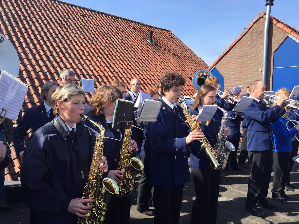 renedeheer's tweet photo. 50 teams verzameld op sportpark @vvsvi in #sportstadzwolle voor het hijsen van de vlag en spelen volkslied https://t.co/fi8MUI7Xlh