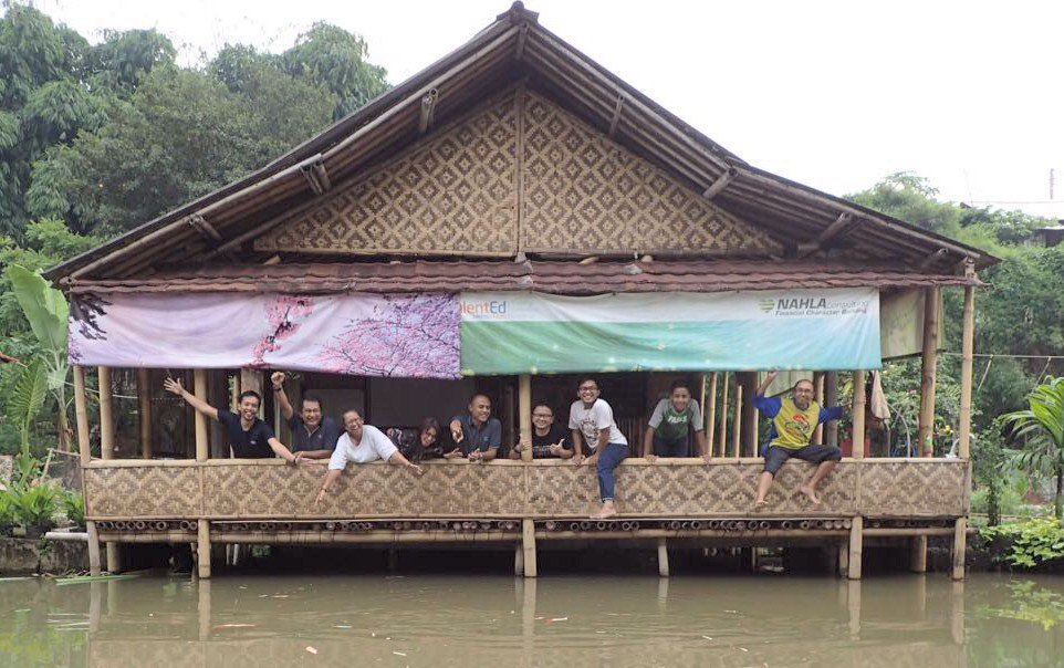 RullyBhaskara's tweet photo. Reunian #KIB2 Kel3 with BFF @ini_sekar @widwid1980 @CjPuspitasari @purnomo_eko @irfanarcapule dan pakde Ipul https://t.co/cgUeziNg6H