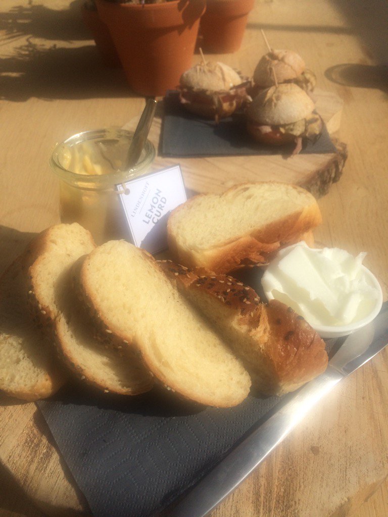TineTweetsFood's tweet photo. Pasen begint goed: lunch bij de @lindenhofftweet Verdiend na mooie fietstocht @CityFoodRoute. #lekker https://t.co/kBrp8c58b4