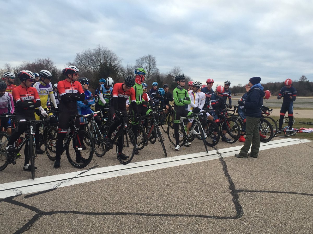 jojochrystall's tweet photo. @CdaleSportsNE @AdamMyerson 1st race - 2 juniors and 1 u23. #sunshinecrit https://t.co/u5ZdjX0XkE