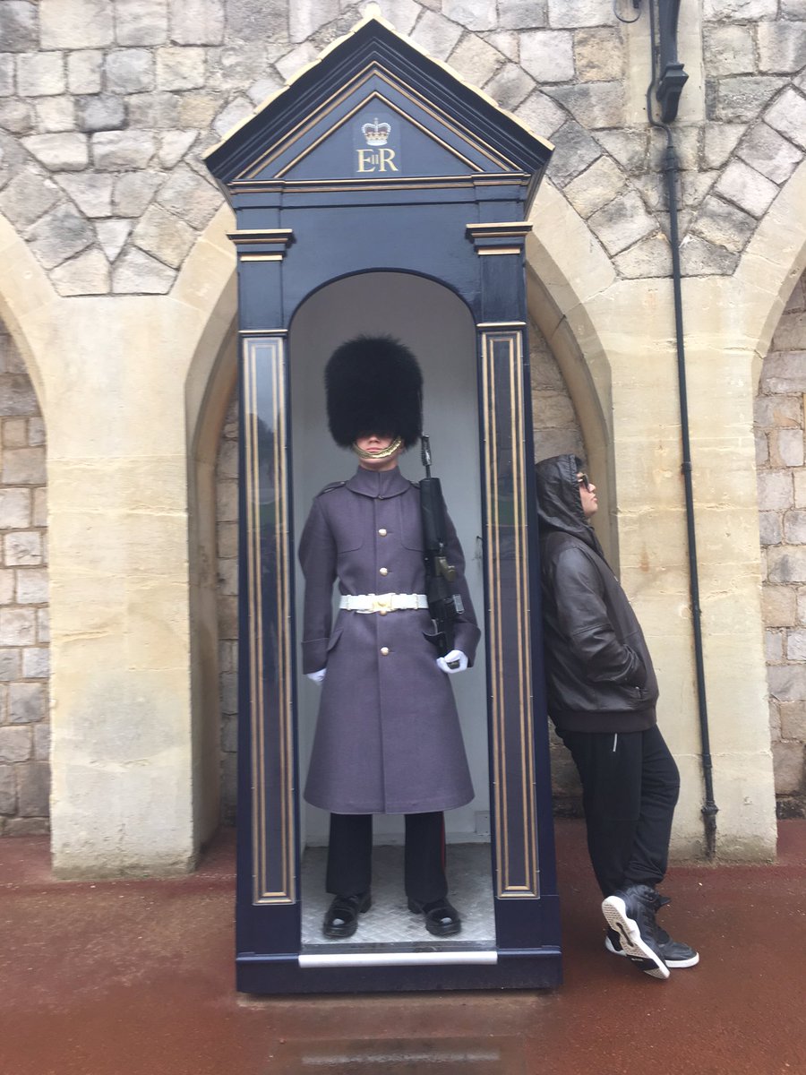 With the guard.. #windsorcastle #londonguards
