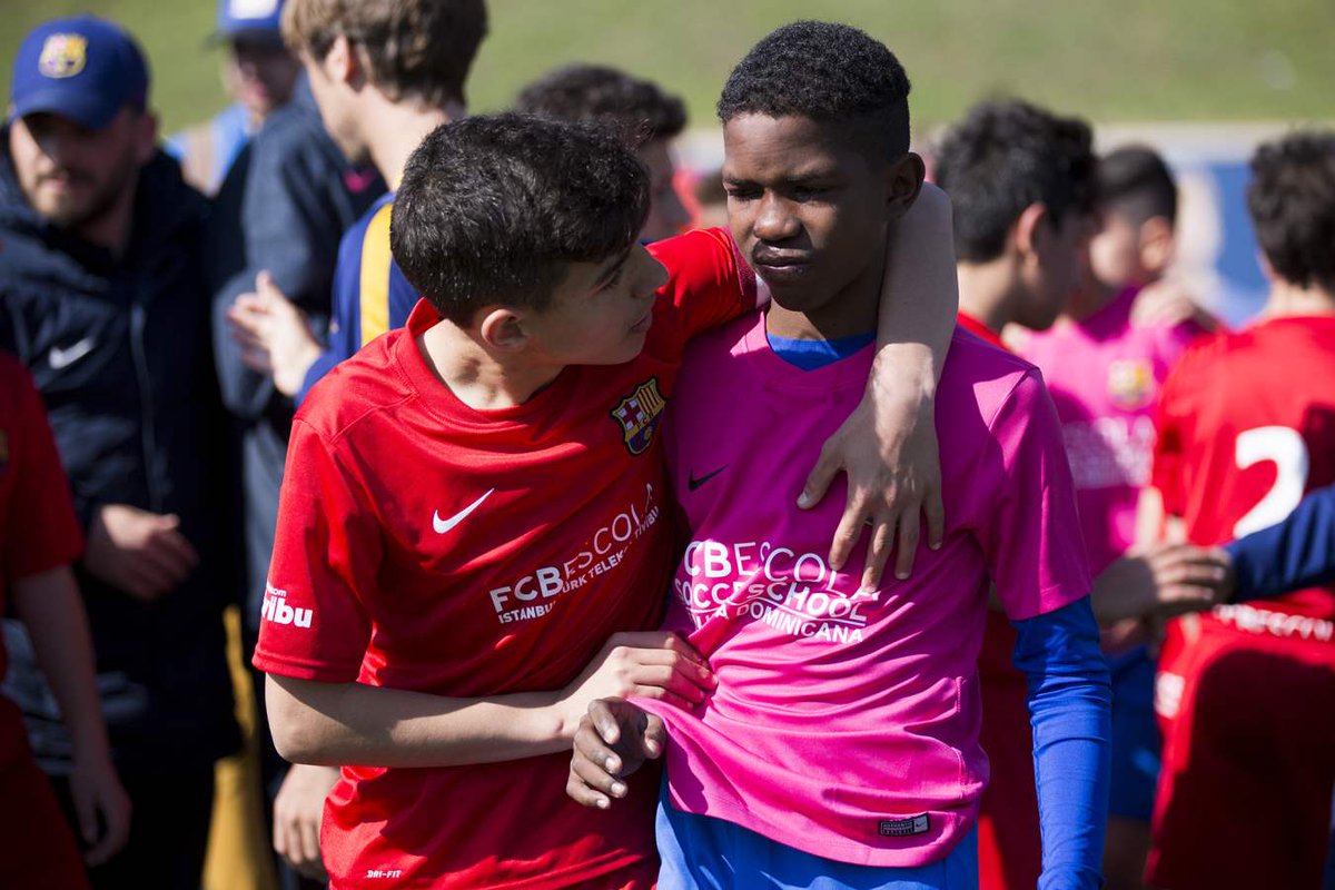BarcaAcademy's tweet photo. [GALERÍA] La otra cara del V Torneo Internacional #FCBEscola https://t.co/Gqrn54Lxbb https://t.co/eeLbp6J1N3