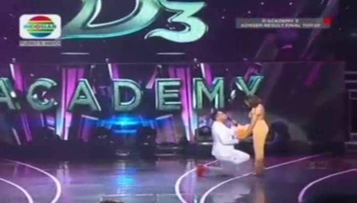 Indosiar's tweet photo. Kejutan untuk @Rina_Nose kedatangan @FakhrulRaz1 sebagai juri #DAcademy3.
ROMANTIS!!! https://t.co/FcFUHyqHiy